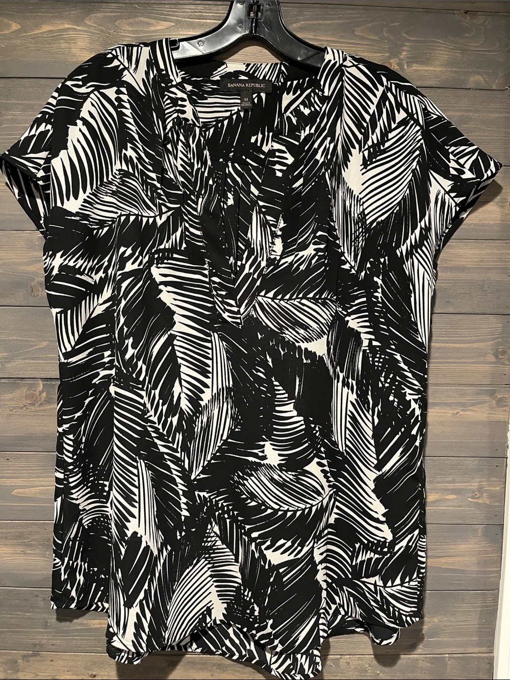 NWOT Banana Republic Black & White Leaf-Print V-Neck blouse M